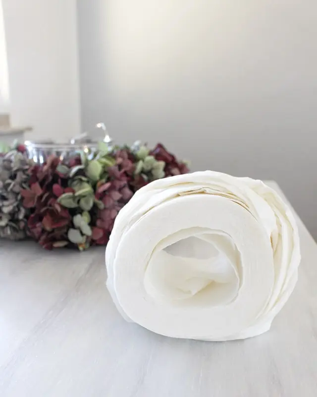 Für diese DIY Stoff Kürbisse hast du sicherlich alles Zuhause, was du brauchst: Toilettenpapier, T-Shirts und Äste. Du kannst aber auch Stoffe oder Stoffreste verwenden. Ich habe meine Kürbisse mithilfe von Tops gebastelt. Die braucht man im Herbst meist ja eh nicht und sie liegen im Schrank. Die Toilettenpapier Kürbisse sind super schnell gebastelt und im Winter können diese einfach wieder in ihre Einzelteile zerlegt werden. Die Tops wandern wieder in den Schrank und das Toilettenpapier ins Badezimmer. DIY Stoff Kürbisse aus T-Shirts selber machen - anleitung diy kuerbisse stoff toilettenpapier 1