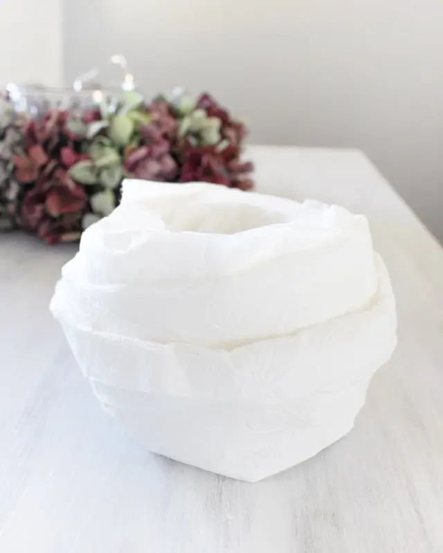 Für diese DIY Stoff Kürbisse hast du sicherlich alles Zuhause, was du brauchst: Toilettenpapier, T-Shirts und Äste. Du kannst aber auch Stoffe oder Stoffreste verwenden. Ich habe meine Kürbisse mithilfe von Tops gebastelt. Die braucht man im Herbst meist ja eh nicht und sie liegen im Schrank. Die Toilettenpapier Kürbisse sind super schnell gebastelt und im Winter können diese einfach wieder in ihre Einzelteile zerlegt werden. Die Tops wandern wieder in den Schrank und das Toilettenpapier ins Badezimmer. DIY Stoff Kürbisse aus T-Shirts selber machen - anleitung diy kuerbisse stoff toilettenpapier 5