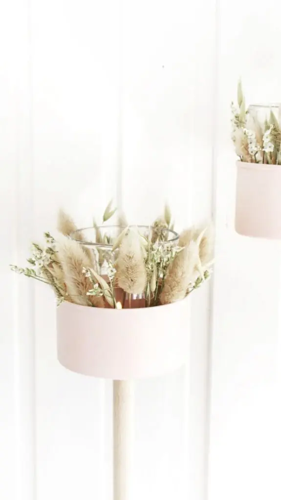 Auf Instagram werde ich von vielen als Windlicht-Queen bezeichnet und da ist es wohl langsam wirklich Zeit für einen Sammelbeitrag zum Thema DIY Windlichter zum Selbermachen. Um zu den Anleitungen zu gelangen, klicke einfach auf das Bild. Du wirst dann zu meinen Anleitungen auf dem Blog, YouTube und Instagram weitergeleitet. Zu manchen Windlichtern gibt es keine ausführliche Anleitung und deswegen steht unter den Bildern eine kurze Anleitung. Da ich aber auch einiges an Videocontent erstelle, gibt es zu manchen DIY Windlichtern sogar eine Videoanleitung, die ich im Blogbeitrag einbinden werde. So und jetzt wünsche ich dir viel Spaß beim Durchstöbern meiner Windlichtideen! 70+ DIY Windlichter zum Selbermachen - diy gartenfackel trockenblumen