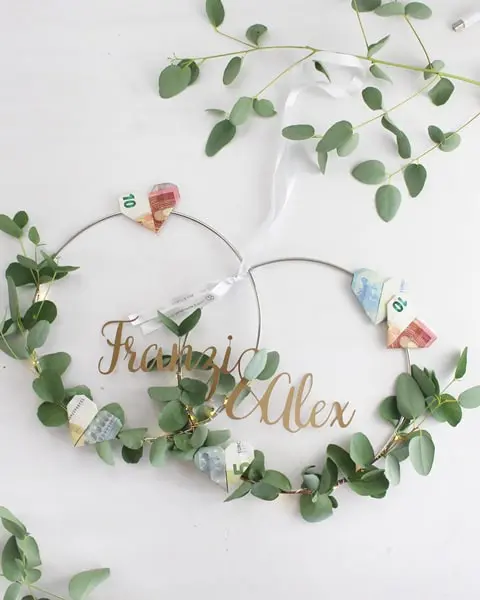 Geld falten für religiöse Feste: Im Frühjahr stehen oft einige Feste an, zu denen häufig Geld verschenkt wird. Wer das Geld nicht einfach in einen Umschlag stecken mag, findet hier einige Ideen, denn Geld falten für religiöse Feste ist nicht schwer. In meinem Blogbeitrag findest du einfache Faltanleitungen und etwas anspruchsvollere, sodass für jeden etwas dabei ist. Wie du die gefalteten Geldscheine in Szene setzen kannst, zeige ich dir ebenfalls. Persönliches DIY Geldgeschenk zur Hochzeit basteln | Tinkerhome - Einfache DIYs für dein Zuhause