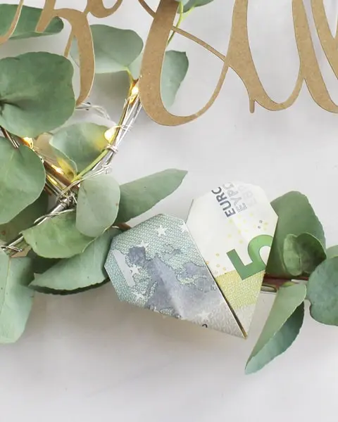 Bei Hochzeiten wird sich oft Geld gewünscht. Das ist auf der einen Seite praktisch, denn man muss sich den Kopf bzgl. des perfekten Geschenks nicht zerbrechen. Aber einfach ein paar Geldscheine in einen Briefumschlag zu stecken, ist (finde ich) irgendwie langweilig. Deswegen zeige ich dir heute ein persönliches Geldgeschenk zur Hochzeit, was danach sogar noch dekoriert werden kann. Persönliches Geldgeschenk zur Hochzeit - diy geldgeschenk zur hochzeit 2