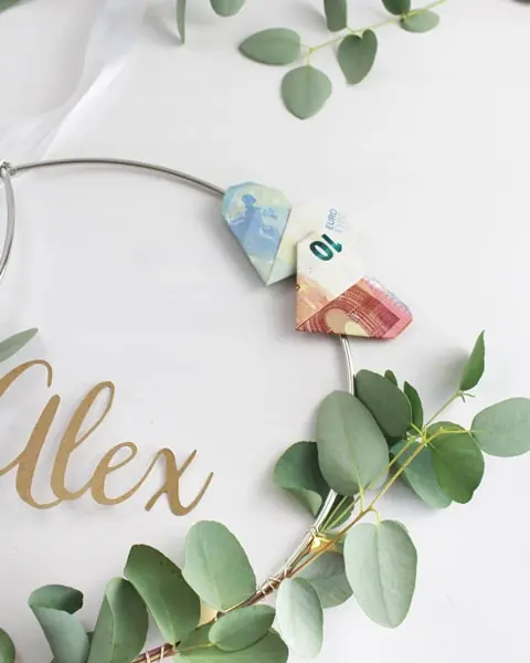 Bei Hochzeiten wird sich oft Geld gewünscht. Das ist auf der einen Seite praktisch, denn man muss sich den Kopf bzgl. des perfekten Geschenks nicht zerbrechen. Aber einfach ein paar Geldscheine in einen Briefumschlag zu stecken, ist (finde ich) irgendwie langweilig. Deswegen zeige ich dir heute ein persönliches Geldgeschenk zur Hochzeit, was danach sogar noch dekoriert werden kann. Persönliches Geldgeschenk zur Hochzeit - diy geldgeschenk zur hochzeit 3