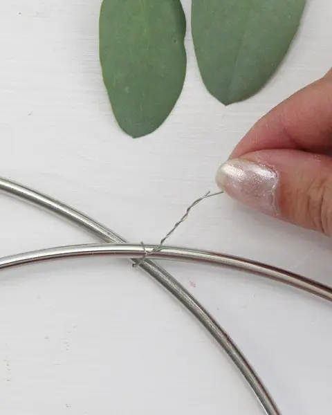 Bei Hochzeiten wird sich oft Geld gewünscht. Das ist auf der einen Seite praktisch, denn man muss sich den Kopf bzgl. des perfekten Geschenks nicht zerbrechen. Aber einfach ein paar Geldscheine in einen Briefumschlag zu stecken, ist (finde ich) irgendwie langweilig. Deswegen zeige ich dir heute ein persönliches Geldgeschenk zur Hochzeit, was danach sogar noch dekoriert werden kann. Persönliches Geldgeschenk zur Hochzeit - diy geldgeschenk zur hochzeit basteln 1