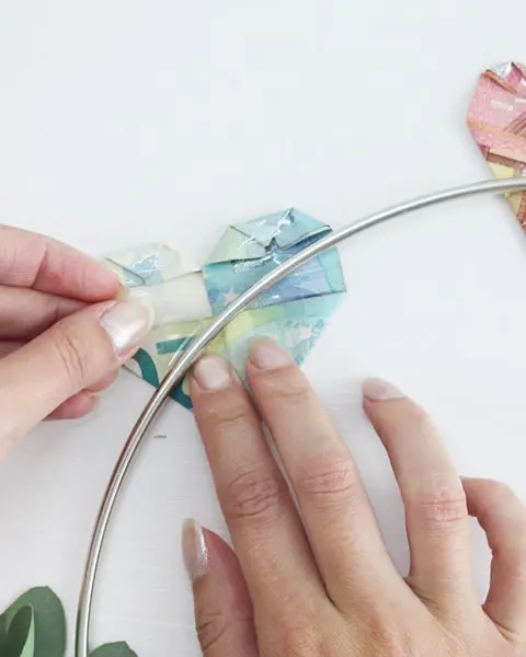 Bei Hochzeiten wird sich oft Geld gewünscht. Das ist auf der einen Seite praktisch, denn man muss sich den Kopf bzgl. des perfekten Geschenks nicht zerbrechen. Aber einfach ein paar Geldscheine in einen Briefumschlag zu stecken, ist (finde ich) irgendwie langweilig. Deswegen zeige ich dir heute ein persönliches Geldgeschenk zur Hochzeit, was danach sogar noch dekoriert werden kann. Persönliches Geldgeschenk zur Hochzeit - diy geldgeschenk zur hochzeit basteln 11