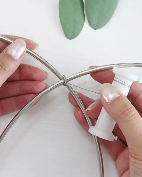 Bei Hochzeiten wird sich oft Geld gewünscht. Das ist auf der einen Seite praktisch, denn man muss sich den Kopf bzgl. des perfekten Geschenks nicht zerbrechen. Aber einfach ein paar Geldscheine in einen Briefumschlag zu stecken, ist (finde ich) irgendwie langweilig. Deswegen zeige ich dir heute ein persönliches Geldgeschenk zur Hochzeit, was danach sogar noch dekoriert werden kann. Persönliches Geldgeschenk zur Hochzeit - diy geldgeschenk zur hochzeit basteln 3