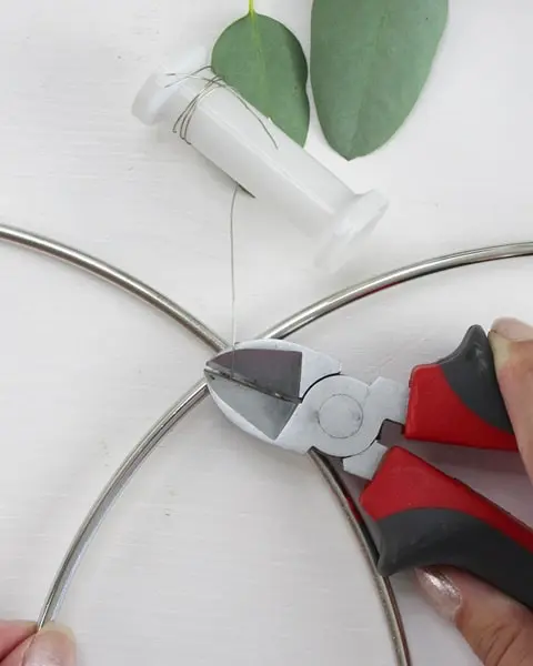 Bei Hochzeiten wird sich oft Geld gewünscht. Das ist auf der einen Seite praktisch, denn man muss sich den Kopf bzgl. des perfekten Geschenks nicht zerbrechen. Aber einfach ein paar Geldscheine in einen Briefumschlag zu stecken, ist (finde ich) irgendwie langweilig. Deswegen zeige ich dir heute ein persönliches Geldgeschenk zur Hochzeit, was danach sogar noch dekoriert werden kann. Persönliches Geldgeschenk zur Hochzeit - diy geldgeschenk zur hochzeit basteln 4