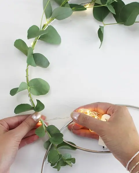 Bei Hochzeiten wird sich oft Geld gewünscht. Das ist auf der einen Seite praktisch, denn man muss sich den Kopf bzgl. des perfekten Geschenks nicht zerbrechen. Aber einfach ein paar Geldscheine in einen Briefumschlag zu stecken, ist (finde ich) irgendwie langweilig. Deswegen zeige ich dir heute ein persönliches Geldgeschenk zur Hochzeit, was danach sogar noch dekoriert werden kann. Persönliches Geldgeschenk zur Hochzeit - diy geldgeschenk zur hochzeit basteln 5