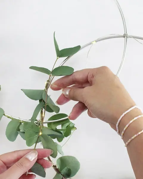 Bei Hochzeiten wird sich oft Geld gewünscht. Das ist auf der einen Seite praktisch, denn man muss sich den Kopf bzgl. des perfekten Geschenks nicht zerbrechen. Aber einfach ein paar Geldscheine in einen Briefumschlag zu stecken, ist (finde ich) irgendwie langweilig. Deswegen zeige ich dir heute ein persönliches Geldgeschenk zur Hochzeit, was danach sogar noch dekoriert werden kann. Persönliches Geldgeschenk zur Hochzeit - diy geldgeschenk zur hochzeit basteln 6