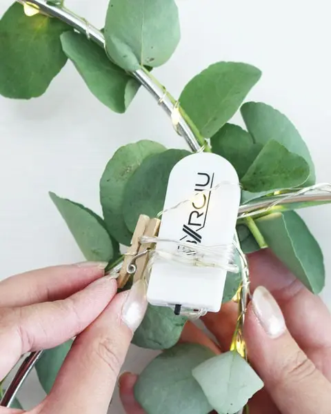 Bei Hochzeiten wird sich oft Geld gewünscht. Das ist auf der einen Seite praktisch, denn man muss sich den Kopf bzgl. des perfekten Geschenks nicht zerbrechen. Aber einfach ein paar Geldscheine in einen Briefumschlag zu stecken, ist (finde ich) irgendwie langweilig. Deswegen zeige ich dir heute ein persönliches Geldgeschenk zur Hochzeit, was danach sogar noch dekoriert werden kann. Persönliches Geldgeschenk zur Hochzeit - diy geldgeschenk zur hochzeit basteln 7