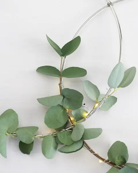 Bei Hochzeiten wird sich oft Geld gewünscht. Das ist auf der einen Seite praktisch, denn man muss sich den Kopf bzgl. des perfekten Geschenks nicht zerbrechen. Aber einfach ein paar Geldscheine in einen Briefumschlag zu stecken, ist (finde ich) irgendwie langweilig. Deswegen zeige ich dir heute ein persönliches Geldgeschenk zur Hochzeit, was danach sogar noch dekoriert werden kann. Persönliches Geldgeschenk zur Hochzeit - diy geldgeschenk zur hochzeit basteln 8