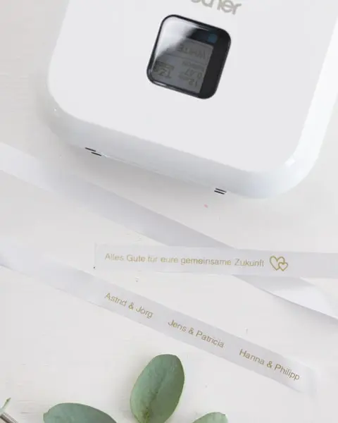 Bei Hochzeiten wird sich oft Geld gewünscht. Das ist auf der einen Seite praktisch, denn man muss sich den Kopf bzgl. des perfekten Geschenks nicht zerbrechen. Aber einfach ein paar Geldscheine in einen Briefumschlag zu stecken, ist (finde ich) irgendwie langweilig. Deswegen zeige ich dir heute ein persönliches Geldgeschenk zur Hochzeit, was danach sogar noch dekoriert werden kann. Persönliches Geldgeschenk zur Hochzeit - diy geldgeschenk zur hochzeit basteln 9