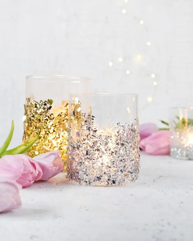 Auf Instagram werde ich von vielen als Windlicht-Queen bezeichnet und da ist es wohl langsam wirklich Zeit für einen Sammelbeitrag zum Thema DIY Windlichter zum Selbermachen. Um zu den Anleitungen zu gelangen, klicke einfach auf das Bild. Du wirst dann zu meinen Anleitungen auf dem Blog, YouTube und Instagram weitergeleitet. Zu manchen Windlichtern gibt es keine ausführliche Anleitung und deswegen steht unter den Bildern eine kurze Anleitung. Da ich aber auch einiges an Videocontent erstelle, gibt es zu manchen DIY Windlichtern sogar eine Videoanleitung, die ich im Blogbeitrag einbinden werde. So und jetzt wünsche ich dir viel Spaß beim Durchstöbern meiner Windlichtideen! 70+ DIY Windlichter zum Selbermachen - diy glitzer windlicht