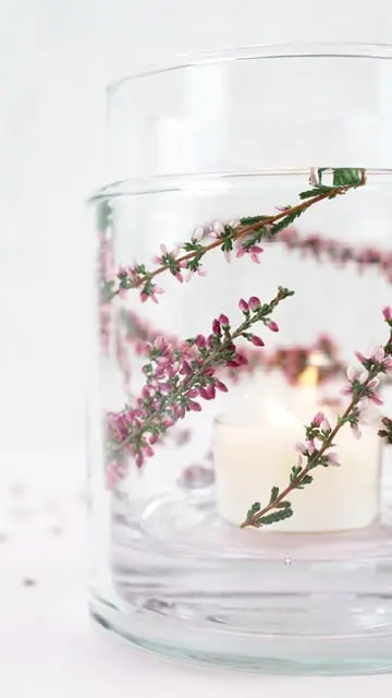 Auf Instagram werde ich von vielen als Windlicht-Queen bezeichnet und da ist es wohl langsam wirklich Zeit für einen Sammelbeitrag zum Thema DIY Windlichter zum Selbermachen. Um zu den Anleitungen zu gelangen, klicke einfach auf das Bild. Du wirst dann zu meinen Anleitungen auf dem Blog, YouTube und Instagram weitergeleitet. Zu manchen Windlichtern gibt es keine ausführliche Anleitung und deswegen steht unter den Bildern eine kurze Anleitung. Da ich aber auch einiges an Videocontent erstelle, gibt es zu manchen DIY Windlichtern sogar eine Videoanleitung, die ich im Blogbeitrag einbinden werde. So und jetzt wünsche ich dir viel Spaß beim Durchstöbern meiner Windlichtideen! 70+ DIY Windlichter zum Selbermachen - diy heidekraut windlicht