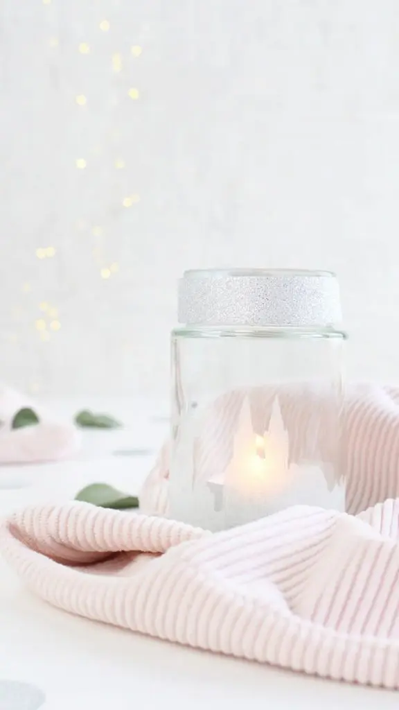 Auf Instagram werde ich von vielen als Windlicht-Queen bezeichnet und da ist es wohl langsam wirklich Zeit für einen Sammelbeitrag zum Thema DIY Windlichter zum Selbermachen. Um zu den Anleitungen zu gelangen, klicke einfach auf das Bild. Du wirst dann zu meinen Anleitungen auf dem Blog, YouTube und Instagram weitergeleitet. Zu manchen Windlichtern gibt es keine ausführliche Anleitung und deswegen steht unter den Bildern eine kurze Anleitung. Da ich aber auch einiges an Videocontent erstelle, gibt es zu manchen DIY Windlichtern sogar eine Videoanleitung, die ich im Blogbeitrag einbinden werde. So und jetzt wünsche ich dir viel Spaß beim Durchstöbern meiner Windlichtideen! 70+ DIY Windlichter zum Selbermachen - diy koeln windlicht