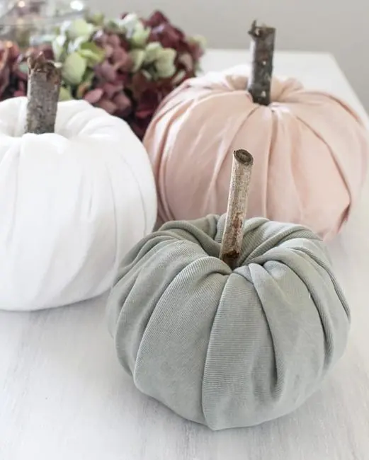 Für diese DIY Stoff Kürbisse hast du sicherlich alles Zuhause, was du brauchst: Toilettenpapier, T-Shirts und Äste. Du kannst aber auch Stoffe oder Stoffreste verwenden. Ich habe meine Kürbisse mithilfe von Tops gebastelt. Die braucht man im Herbst meist ja eh nicht und sie liegen im Schrank. Die Toilettenpapier Kürbisse sind super schnell gebastelt und im Winter können diese einfach wieder in ihre Einzelteile zerlegt werden. Die Tops wandern wieder in den Schrank und das Toilettenpapier ins Badezimmer. DIY Stoff Kürbisse aus T-Shirts selber machen - diy kuerbisse stoff toilettenpapier 4 e1692034111197