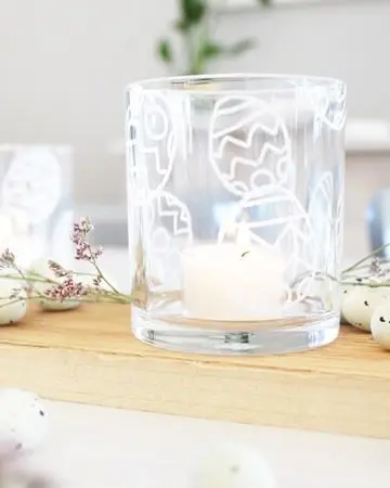 Auf Instagram werde ich von vielen als Windlicht-Queen bezeichnet und da ist es wohl langsam wirklich Zeit für einen Sammelbeitrag zum Thema DIY Windlichter zum Selbermachen. Um zu den Anleitungen zu gelangen, klicke einfach auf das Bild. Du wirst dann zu meinen Anleitungen auf dem Blog, YouTube und Instagram weitergeleitet. Zu manchen Windlichtern gibt es keine ausführliche Anleitung und deswegen steht unter den Bildern eine kurze Anleitung. Da ich aber auch einiges an Videocontent erstelle, gibt es zu manchen DIY Windlichtern sogar eine Videoanleitung, die ich im Blogbeitrag einbinden werde. So und jetzt wünsche ich dir viel Spaß beim Durchstöbern meiner Windlichtideen! Ideensammlung DIY Windlichter: Windlicht mit gemalten Ostereiern | Tinkerhome - Einfache DIYs für dein Zuhause