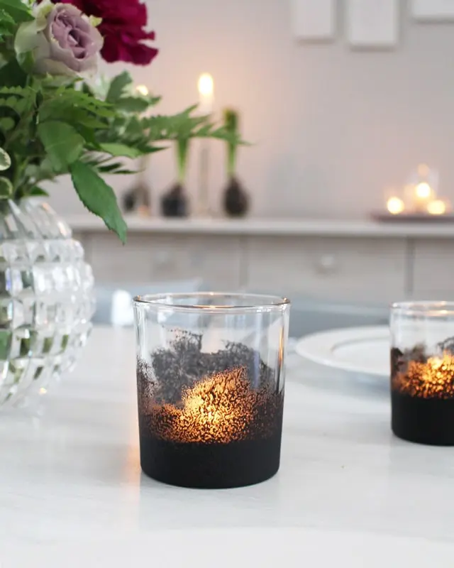 Auf Instagram werde ich von vielen als Windlicht-Queen bezeichnet und da ist es wohl langsam wirklich Zeit für einen Sammelbeitrag zum Thema DIY Windlichter zum Selbermachen. Um zu den Anleitungen zu gelangen, klicke einfach auf das Bild. Du wirst dann zu meinen Anleitungen auf dem Blog, YouTube und Instagram weitergeleitet. Zu manchen Windlichtern gibt es keine ausführliche Anleitung und deswegen steht unter den Bildern eine kurze Anleitung. Da ich aber auch einiges an Videocontent erstelle, gibt es zu manchen DIY Windlichtern sogar eine Videoanleitung, die ich im Blogbeitrag einbinden werde. So und jetzt wünsche ich dir viel Spaß beim Durchstöbern meiner Windlichtideen! 70+ DIY Windlichter zum Selbermachen - diy windlicht acrylfarbe