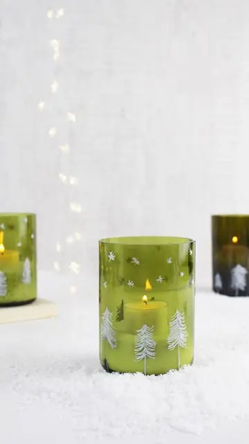 Auf Instagram werde ich von vielen als Windlicht-Queen bezeichnet und da ist es wohl langsam wirklich Zeit für einen Sammelbeitrag zum Thema DIY Windlichter zum Selbermachen. Um zu den Anleitungen zu gelangen, klicke einfach auf das Bild. Du wirst dann zu meinen Anleitungen auf dem Blog, YouTube und Instagram weitergeleitet. Zu manchen Windlichtern gibt es keine ausführliche Anleitung und deswegen steht unter den Bildern eine kurze Anleitung. Da ich aber auch einiges an Videocontent erstelle, gibt es zu manchen DIY Windlichtern sogar eine Videoanleitung, die ich im Blogbeitrag einbinden werde. So und jetzt wünsche ich dir viel Spaß beim Durchstöbern meiner Windlichtideen! 70+ DIY Windlichter zum Selbermachen - diy windlicht aus weinflasche tinkerhome