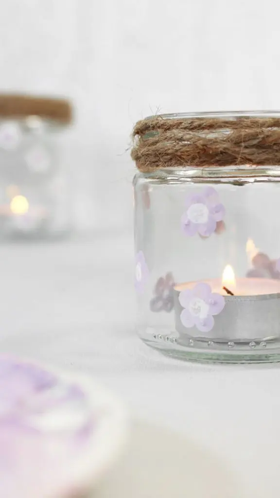 Auf Instagram werde ich von vielen als Windlicht-Queen bezeichnet und da ist es wohl langsam wirklich Zeit für einen Sammelbeitrag zum Thema DIY Windlichter zum Selbermachen. Um zu den Anleitungen zu gelangen, klicke einfach auf das Bild. Du wirst dann zu meinen Anleitungen auf dem Blog, YouTube und Instagram weitergeleitet. Zu manchen Windlichtern gibt es keine ausführliche Anleitung und deswegen steht unter den Bildern eine kurze Anleitung. Da ich aber auch einiges an Videocontent erstelle, gibt es zu manchen DIY Windlichtern sogar eine Videoanleitung, die ich im Blogbeitrag einbinden werde. So und jetzt wünsche ich dir viel Spaß beim Durchstöbern meiner Windlichtideen! 70+ DIY Windlichter zum Selbermachen - diy windlicht blumen