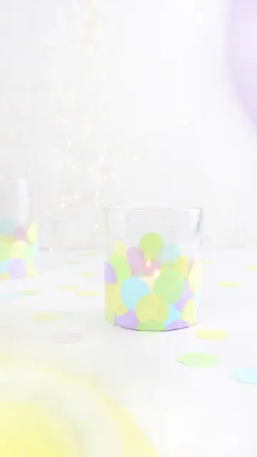 Auf Instagram werde ich von vielen als Windlicht-Queen bezeichnet und da ist es wohl langsam wirklich Zeit für einen Sammelbeitrag zum Thema DIY Windlichter zum Selbermachen. Um zu den Anleitungen zu gelangen, klicke einfach auf das Bild. Du wirst dann zu meinen Anleitungen auf dem Blog, YouTube und Instagram weitergeleitet. Zu manchen Windlichtern gibt es keine ausführliche Anleitung und deswegen steht unter den Bildern eine kurze Anleitung. Da ich aber auch einiges an Videocontent erstelle, gibt es zu manchen DIY Windlichtern sogar eine Videoanleitung, die ich im Blogbeitrag einbinden werde. So und jetzt wünsche ich dir viel Spaß beim Durchstöbern meiner Windlichtideen! 70+ DIY Windlichter zum Selbermachen - diy windlicht bunte punkte 1