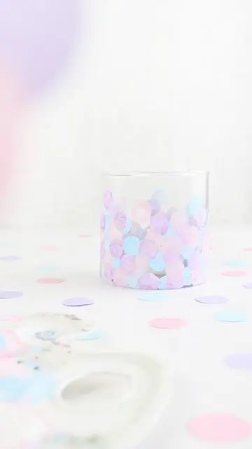 Auf Instagram werde ich von vielen als Windlicht-Queen bezeichnet und da ist es wohl langsam wirklich Zeit für einen Sammelbeitrag zum Thema DIY Windlichter zum Selbermachen. Um zu den Anleitungen zu gelangen, klicke einfach auf das Bild. Du wirst dann zu meinen Anleitungen auf dem Blog, YouTube und Instagram weitergeleitet. Zu manchen Windlichtern gibt es keine ausführliche Anleitung und deswegen steht unter den Bildern eine kurze Anleitung. Da ich aber auch einiges an Videocontent erstelle, gibt es zu manchen DIY Windlichtern sogar eine Videoanleitung, die ich im Blogbeitrag einbinden werde. So und jetzt wünsche ich dir viel Spaß beim Durchstöbern meiner Windlichtideen! 70+ DIY Windlichter zum Selbermachen - diy windlicht bunte punkte 2