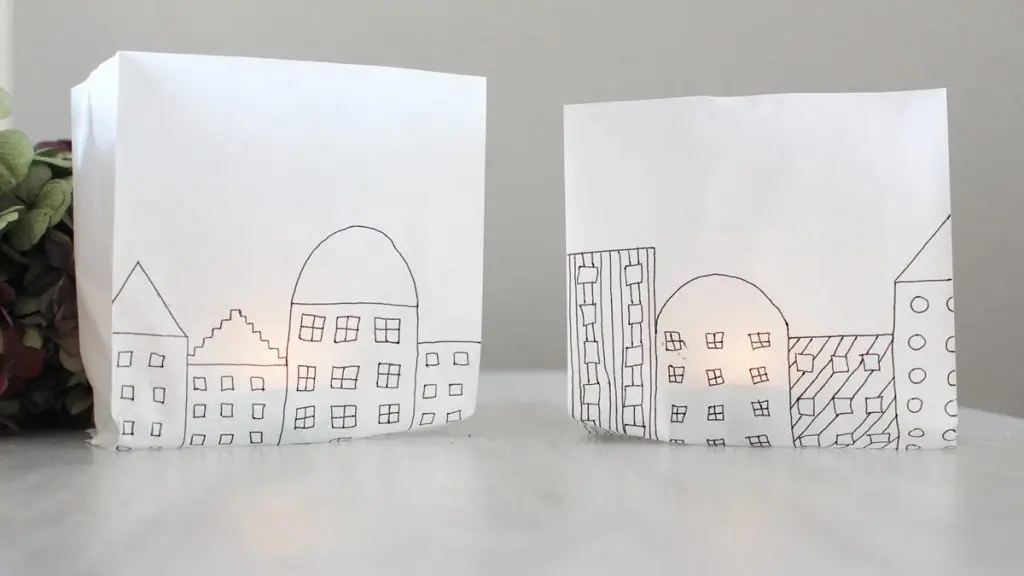 Auf Instagram werde ich von vielen als Windlicht-Queen bezeichnet und da ist es wohl langsam wirklich Zeit für einen Sammelbeitrag zum Thema DIY Windlichter zum Selbermachen. Um zu den Anleitungen zu gelangen, klicke einfach auf das Bild. Du wirst dann zu meinen Anleitungen auf dem Blog, YouTube und Instagram weitergeleitet. Zu manchen Windlichtern gibt es keine ausführliche Anleitung und deswegen steht unter den Bildern eine kurze Anleitung. Da ich aber auch einiges an Videocontent erstelle, gibt es zu manchen DIY Windlichtern sogar eine Videoanleitung, die ich im Blogbeitrag einbinden werde. So und jetzt wünsche ich dir viel Spaß beim Durchstöbern meiner Windlichtideen! 70+ DIY Windlichter zum Selbermachen - diy windlicht butterbrottuete haeuser