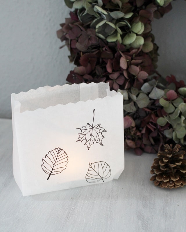 Ideensammlung DIY Windlichter: Windlicht aus Butterbrottüte mit Herbstblättern | Tinkerhome - Einfache DIYs für dein Zuhause
