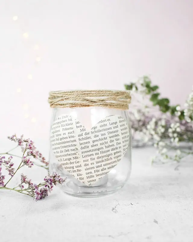 Auf Instagram werde ich von vielen als Windlicht-Queen bezeichnet und da ist es wohl langsam wirklich Zeit für einen Sammelbeitrag zum Thema DIY Windlichter zum Selbermachen. Um zu den Anleitungen zu gelangen, klicke einfach auf das Bild. Du wirst dann zu meinen Anleitungen auf dem Blog, YouTube und Instagram weitergeleitet. Zu manchen Windlichtern gibt es keine ausführliche Anleitung und deswegen steht unter den Bildern eine kurze Anleitung. Da ich aber auch einiges an Videocontent erstelle, gibt es zu manchen DIY Windlichtern sogar eine Videoanleitung, die ich im Blogbeitrag einbinden werde. So und jetzt wünsche ich dir viel Spaß beim Durchstöbern meiner Windlichtideen! 70+ DIY Windlichter zum Selbermachen - diy windlicht herz aus zeitung