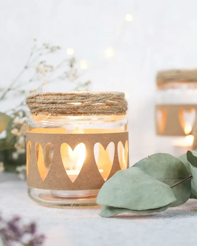 Auf Instagram werde ich von vielen als Windlicht-Queen bezeichnet und da ist es wohl langsam wirklich Zeit für einen Sammelbeitrag zum Thema DIY Windlichter zum Selbermachen. Um zu den Anleitungen zu gelangen, klicke einfach auf das Bild. Du wirst dann zu meinen Anleitungen auf dem Blog, YouTube und Instagram weitergeleitet. Zu manchen Windlichtern gibt es keine ausführliche Anleitung und deswegen steht unter den Bildern eine kurze Anleitung. Da ich aber auch einiges an Videocontent erstelle, gibt es zu manchen DIY Windlichtern sogar eine Videoanleitung, die ich im Blogbeitrag einbinden werde. So und jetzt wünsche ich dir viel Spaß beim Durchstöbern meiner Windlichtideen! 70+ DIY Windlichter zum Selbermachen - diy windlicht herzen aus pappe