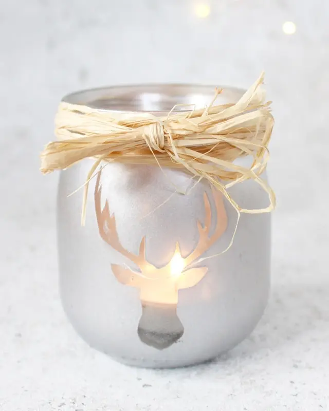 Auf Instagram werde ich von vielen als Windlicht-Queen bezeichnet und da ist es wohl langsam wirklich Zeit für einen Sammelbeitrag zum Thema DIY Windlichter zum Selbermachen. Um zu den Anleitungen zu gelangen, klicke einfach auf das Bild. Du wirst dann zu meinen Anleitungen auf dem Blog, YouTube und Instagram weitergeleitet. Zu manchen Windlichtern gibt es keine ausführliche Anleitung und deswegen steht unter den Bildern eine kurze Anleitung. Da ich aber auch einiges an Videocontent erstelle, gibt es zu manchen DIY Windlichtern sogar eine Videoanleitung, die ich im Blogbeitrag einbinden werde. So und jetzt wünsche ich dir viel Spaß beim Durchstöbern meiner Windlichtideen! Ideensammlung DIY Windlichter: Tinkerhome - Einfache DIYs für dein Zuhause