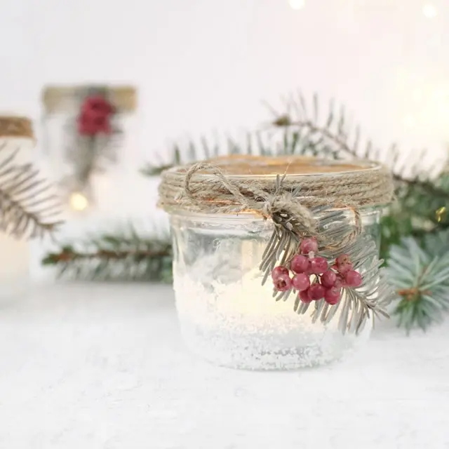 Auf Instagram werde ich von vielen als Windlicht-Queen bezeichnet und da ist es wohl langsam wirklich Zeit für einen Sammelbeitrag zum Thema DIY Windlichter zum Selbermachen. Um zu den Anleitungen zu gelangen, klicke einfach auf das Bild. Du wirst dann zu meinen Anleitungen auf dem Blog, YouTube und Instagram weitergeleitet. Zu manchen Windlichtern gibt es keine ausführliche Anleitung und deswegen steht unter den Bildern eine kurze Anleitung. Da ich aber auch einiges an Videocontent erstelle, gibt es zu manchen DIY Windlichtern sogar eine Videoanleitung, die ich im Blogbeitrag einbinden werde. So und jetzt wünsche ich dir viel Spaß beim Durchstöbern meiner Windlichtideen! 70+ DIY Windlichter zum Selbermachen - diy windlicht mit salz 10 w min