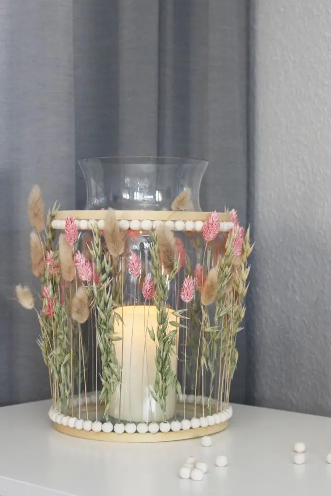 Auf Instagram werde ich von vielen als Windlicht-Queen bezeichnet und da ist es wohl langsam wirklich Zeit für einen Sammelbeitrag zum Thema DIY Windlichter zum Selbermachen. Um zu den Anleitungen zu gelangen, klicke einfach auf das Bild. Du wirst dann zu meinen Anleitungen auf dem Blog, YouTube und Instagram weitergeleitet. Zu manchen Windlichtern gibt es keine ausführliche Anleitung und deswegen steht unter den Bildern eine kurze Anleitung. Da ich aber auch einiges an Videocontent erstelle, gibt es zu manchen DIY Windlichtern sogar eine Videoanleitung, die ich im Blogbeitrag einbinden werde. So und jetzt wünsche ich dir viel Spaß beim Durchstöbern meiner Windlichtideen! 70+ DIY Windlichter zum Selbermachen - diy windlicht mit trockenblumen und holzperlen