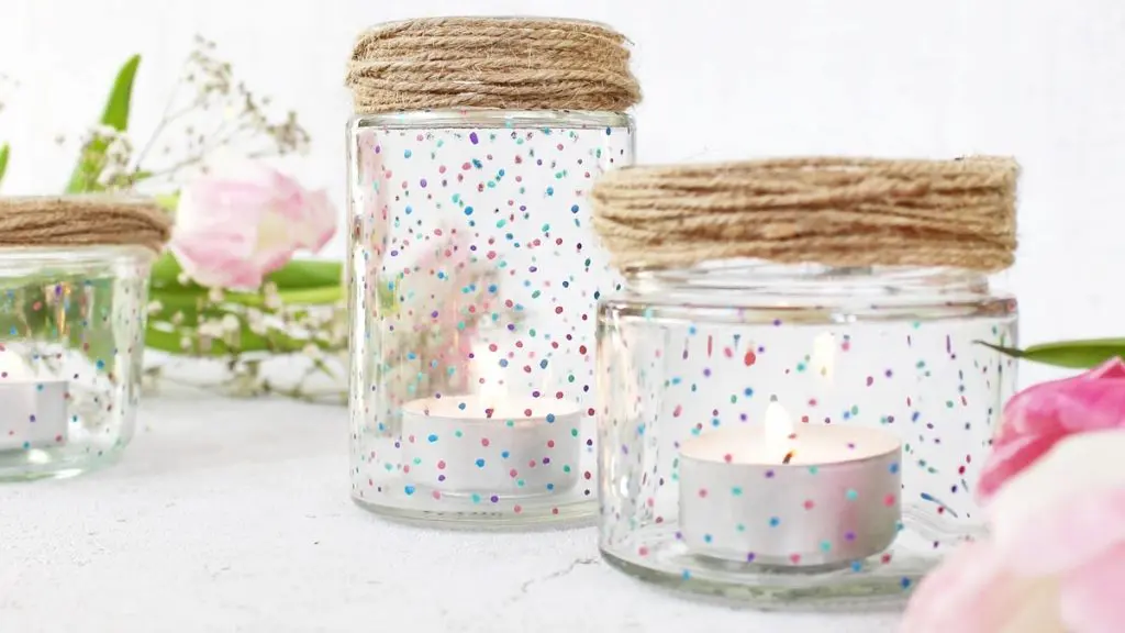 Auf Instagram werde ich von vielen als Windlicht-Queen bezeichnet und da ist es wohl langsam wirklich Zeit für einen Sammelbeitrag zum Thema DIY Windlichter zum Selbermachen. Um zu den Anleitungen zu gelangen, klicke einfach auf das Bild. Du wirst dann zu meinen Anleitungen auf dem Blog, YouTube und Instagram weitergeleitet. Zu manchen Windlichtern gibt es keine ausführliche Anleitung und deswegen steht unter den Bildern eine kurze Anleitung. Da ich aber auch einiges an Videocontent erstelle, gibt es zu manchen DIY Windlichtern sogar eine Videoanleitung, die ich im Blogbeitrag einbinden werde. So und jetzt wünsche ich dir viel Spaß beim Durchstöbern meiner Windlichtideen! 70+ DIY Windlichter zum Selbermachen - diy windlicht punkte