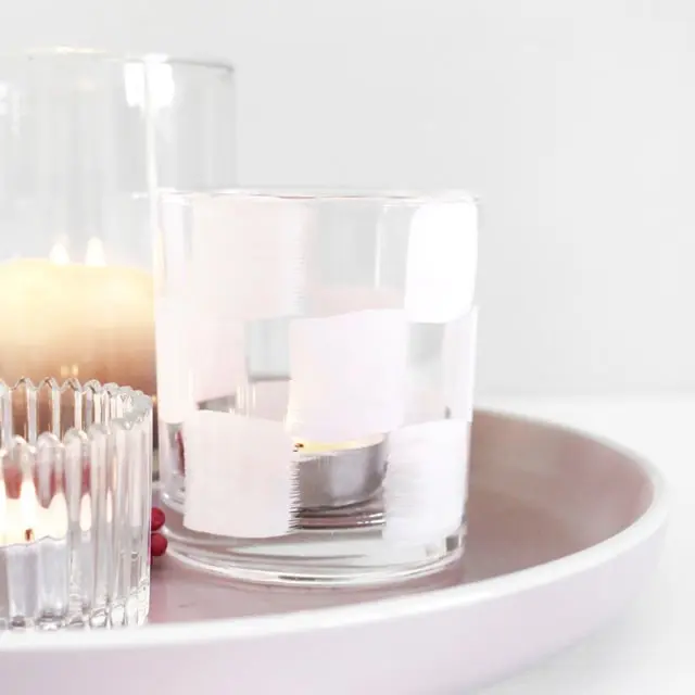 Auf Instagram werde ich von vielen als Windlicht-Queen bezeichnet und da ist es wohl langsam wirklich Zeit für einen Sammelbeitrag zum Thema DIY Windlichter zum Selbermachen. Um zu den Anleitungen zu gelangen, klicke einfach auf das Bild. Du wirst dann zu meinen Anleitungen auf dem Blog, YouTube und Instagram weitergeleitet. Zu manchen Windlichtern gibt es keine ausführliche Anleitung und deswegen steht unter den Bildern eine kurze Anleitung. Da ich aber auch einiges an Videocontent erstelle, gibt es zu manchen DIY Windlichtern sogar eine Videoanleitung, die ich im Blogbeitrag einbinden werde. So und jetzt wünsche ich dir viel Spaß beim Durchstöbern meiner Windlichtideen! Ideensammlung DIY Windlichter: Windlicht mit Schachbrettmuster | Tinkerhome - Einfache DIYs für dein Zuhause