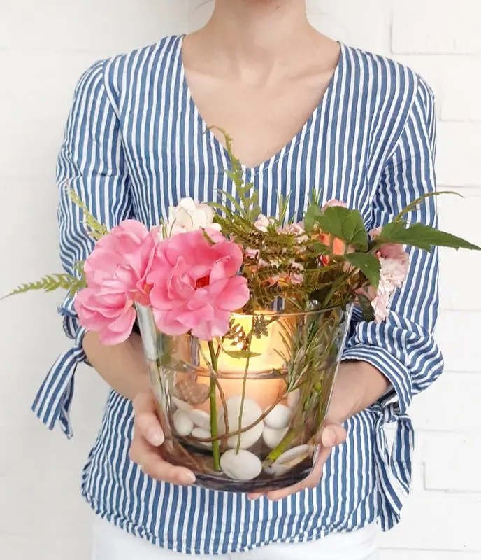 Auf Instagram werde ich von vielen als Windlicht-Queen bezeichnet und da ist es wohl langsam wirklich Zeit für einen Sammelbeitrag zum Thema DIY Windlichter zum Selbermachen. Um zu den Anleitungen zu gelangen, klicke einfach auf das Bild. Du wirst dann zu meinen Anleitungen auf dem Blog, YouTube und Instagram weitergeleitet. Zu manchen Windlichtern gibt es keine ausführliche Anleitung und deswegen steht unter den Bildern eine kurze Anleitung. Da ich aber auch einiges an Videocontent erstelle, gibt es zu manchen DIY Windlichtern sogar eine Videoanleitung, die ich im Blogbeitrag einbinden werde. So und jetzt wünsche ich dir viel Spaß beim Durchstöbern meiner Windlichtideen! 70+ DIY Windlichter zum Selbermachen - diy windlicht sommer