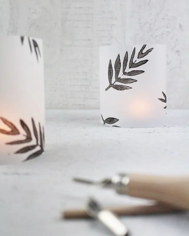 Auf Instagram werde ich von vielen als Windlicht-Queen bezeichnet und da ist es wohl langsam wirklich Zeit für einen Sammelbeitrag zum Thema DIY Windlichter zum Selbermachen. Um zu den Anleitungen zu gelangen, klicke einfach auf das Bild. Du wirst dann zu meinen Anleitungen auf dem Blog, YouTube und Instagram weitergeleitet. Zu manchen Windlichtern gibt es keine ausführliche Anleitung und deswegen steht unter den Bildern eine kurze Anleitung. Da ich aber auch einiges an Videocontent erstelle, gibt es zu manchen DIY Windlichtern sogar eine Videoanleitung, die ich im Blogbeitrag einbinden werde. So und jetzt wünsche ich dir viel Spaß beim Durchstöbern meiner Windlichtideen! 70+ DIY Windlichter zum Selbermachen - diy windlicht stempel