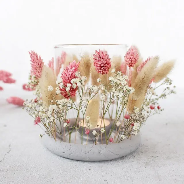 Auf Instagram werde ich von vielen als Windlicht-Queen bezeichnet und da ist es wohl langsam wirklich Zeit für einen Sammelbeitrag zum Thema DIY Windlichter zum Selbermachen. Um zu den Anleitungen zu gelangen, klicke einfach auf das Bild. Du wirst dann zu meinen Anleitungen auf dem Blog, YouTube und Instagram weitergeleitet. Zu manchen Windlichtern gibt es keine ausführliche Anleitung und deswegen steht unter den Bildern eine kurze Anleitung. Da ich aber auch einiges an Videocontent erstelle, gibt es zu manchen DIY Windlichtern sogar eine Videoanleitung, die ich im Blogbeitrag einbinden werde. So und jetzt wünsche ich dir viel Spaß beim Durchstöbern meiner Windlichtideen! 70+ DIY Windlichter zum Selbermachen - diy windlicht trockenblumen 2