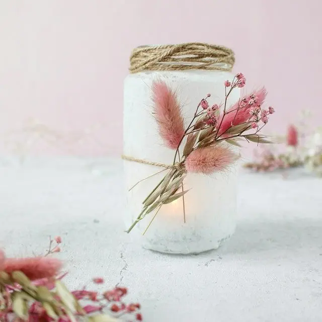 Auf Instagram werde ich von vielen als Windlicht-Queen bezeichnet und da ist es wohl langsam wirklich Zeit für einen Sammelbeitrag zum Thema DIY Windlichter zum Selbermachen. Um zu den Anleitungen zu gelangen, klicke einfach auf das Bild. Du wirst dann zu meinen Anleitungen auf dem Blog, YouTube und Instagram weitergeleitet. Zu manchen Windlichtern gibt es keine ausführliche Anleitung und deswegen steht unter den Bildern eine kurze Anleitung. Da ich aber auch einiges an Videocontent erstelle, gibt es zu manchen DIY Windlichtern sogar eine Videoanleitung, die ich im Blogbeitrag einbinden werde. So und jetzt wünsche ich dir viel Spaß beim Durchstöbern meiner Windlichtideen! 70+ DIY Windlichter zum Selbermachen - diy windlicht trockenblumen 3 e1692112412307