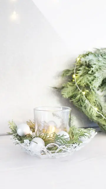 Auf Instagram werde ich von vielen als Windlicht-Queen bezeichnet und da ist es wohl langsam wirklich Zeit für einen Sammelbeitrag zum Thema DIY Windlichter zum Selbermachen. Um zu den Anleitungen zu gelangen, klicke einfach auf das Bild. Du wirst dann zu meinen Anleitungen auf dem Blog, YouTube und Instagram weitergeleitet. Zu manchen Windlichtern gibt es keine ausführliche Anleitung und deswegen steht unter den Bildern eine kurze Anleitung. Da ich aber auch einiges an Videocontent erstelle, gibt es zu manchen DIY Windlichtern sogar eine Videoanleitung, die ich im Blogbeitrag einbinden werde. So und jetzt wünsche ich dir viel Spaß beim Durchstöbern meiner Windlichtideen! 70+ DIY Windlichter zum Selbermachen - diy windlicht weihnachten heisskleber