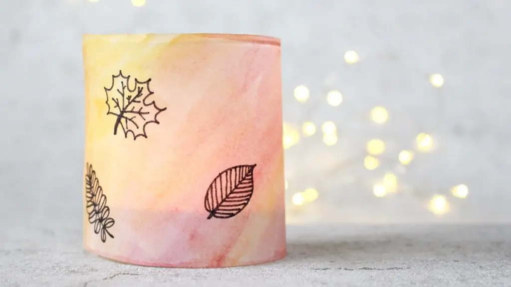 Auf Instagram werde ich von vielen als Windlicht-Queen bezeichnet und da ist es wohl langsam wirklich Zeit für einen Sammelbeitrag zum Thema DIY Windlichter zum Selbermachen. Um zu den Anleitungen zu gelangen, klicke einfach auf das Bild. Du wirst dann zu meinen Anleitungen auf dem Blog, YouTube und Instagram weitergeleitet. Zu manchen Windlichtern gibt es keine ausführliche Anleitung und deswegen steht unter den Bildern eine kurze Anleitung. Da ich aber auch einiges an Videocontent erstelle, gibt es zu manchen DIY Windlichtern sogar eine Videoanleitung, die ich im Blogbeitrag einbinden werde. So und jetzt wünsche ich dir viel Spaß beim Durchstöbern meiner Windlichtideen! Ideensammlung DIY Windlichter: Herbstliches Windlicht | Tinkerhome - Einfache DIYs für dein Zuhause