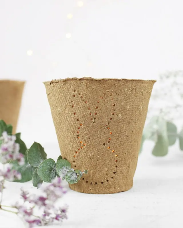 Auf Instagram werde ich von vielen als Windlicht-Queen bezeichnet und da ist es wohl langsam wirklich Zeit für einen Sammelbeitrag zum Thema DIY Windlichter zum Selbermachen. Um zu den Anleitungen zu gelangen, klicke einfach auf das Bild. Du wirst dann zu meinen Anleitungen auf dem Blog, YouTube und Instagram weitergeleitet. Zu manchen Windlichtern gibt es keine ausführliche Anleitung und deswegen steht unter den Bildern eine kurze Anleitung. Da ich aber auch einiges an Videocontent erstelle, gibt es zu manchen DIY Windlichtern sogar eine Videoanleitung, die ich im Blogbeitrag einbinden werde. So und jetzt wünsche ich dir viel Spaß beim Durchstöbern meiner Windlichtideen! Ideensammlung DIY Windlichter: Windlicht mit Osterhasen aus Anzuchttöpfen | Tinkerhome - Einfache DIYs für dein Zuhause