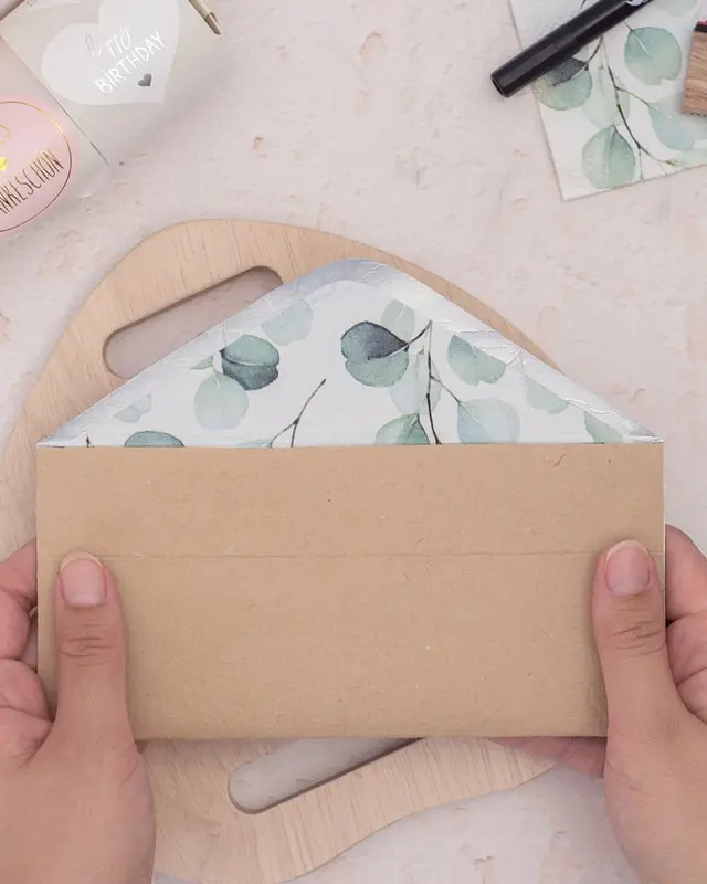 DIYs mit Milchtüten sind seit mehreren Jahren nicht mehr wegzudenken! Aber immer wieder kommen Fragen auf. Wie bekomme ich die äußeren Schichten ab? Wie schlage ich die äußere Schicht am besten um? Stinkt das nicht nach einiger Zeit? Auf all diese Fragen findest du in meinem Blogbeitrag eine Antwort. Ich habe dir alle Tipps und Tricks zum Basteln mit Milchtüten bzw. Tetra Paks zusammengefasst. Und jetzt kommt das Beste: Bei Nadja von Lieblingsgeschenk findest weitere Tipps und tolle Milchtüten Upcyclings. Basteln mit Milchtüten - DIY Briefumschlag | Lieblingsgeschenk