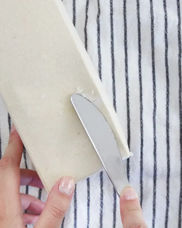 DIYs mit Milchtüten sind seit mehreren Jahren nicht mehr wegzudenken! Aber immer wieder kommen Fragen auf. Wie bekomme ich die äußeren Schichten ab? Wie schlage ich die äußere Schicht am besten um? Stinkt das nicht nach einiger Zeit? Auf all diese Fragen findest du in meinem Blogbeitrag eine Antwort. Ich habe dir alle Tipps und Tricks zum Basteln mit Milchtüten bzw. Tetra Paks zusammengefasst. Und jetzt kommt das Beste: Bei Nadja von Lieblingsgeschenk findest weitere Tipps und tolle Milchtüten Upcyclings. Basteln mit Milchtüten - die wichtigsten Grundlagen - diy milchtueten upcycling 11