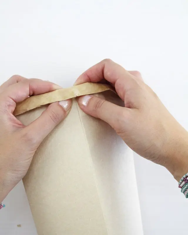 DIYs mit Milchtüten sind seit mehreren Jahren nicht mehr wegzudenken! Aber immer wieder kommen Fragen auf. Wie bekomme ich die äußeren Schichten ab? Wie schlage ich die äußere Schicht am besten um? Stinkt das nicht nach einiger Zeit? Auf all diese Fragen findest du in meinem Blogbeitrag eine Antwort. Ich habe dir alle Tipps und Tricks zum Basteln mit Milchtüten bzw. Tetra Paks zusammengefasst. Und jetzt kommt das Beste: Bei Nadja von Lieblingsgeschenk findest weitere Tipps und tolle Milchtüten Upcyclings. Basteln mit Milchtüten - die wichtigsten Grundlagen - diy milchtueten upcycling 13