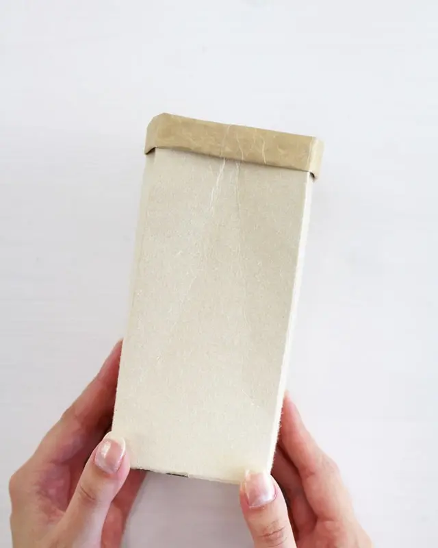 DIYs mit Milchtüten sind seit mehreren Jahren nicht mehr wegzudenken! Aber immer wieder kommen Fragen auf. Wie bekomme ich die äußeren Schichten ab? Wie schlage ich die äußere Schicht am besten um? Stinkt das nicht nach einiger Zeit? Auf all diese Fragen findest du in meinem Blogbeitrag eine Antwort. Ich habe dir alle Tipps und Tricks zum Basteln mit Milchtüten bzw. Tetra Paks zusammengefasst. Und jetzt kommt das Beste: Bei Nadja von Lieblingsgeschenk findest weitere Tipps und tolle Milchtüten Upcyclings. Basteln mit Milchtüten - die wichtigsten Grundlagen - diy milchtueten upcycling 15