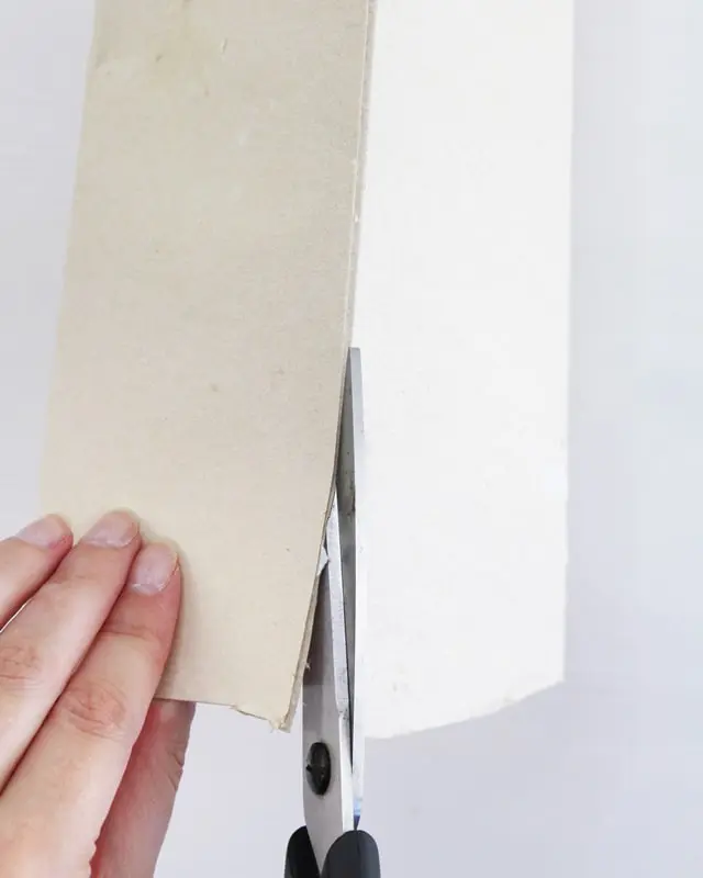 DIYs mit Milchtüten sind seit mehreren Jahren nicht mehr wegzudenken! Aber immer wieder kommen Fragen auf. Wie bekomme ich die äußeren Schichten ab? Wie schlage ich die äußere Schicht am besten um? Stinkt das nicht nach einiger Zeit? Auf all diese Fragen findest du in meinem Blogbeitrag eine Antwort. Ich habe dir alle Tipps und Tricks zum Basteln mit Milchtüten bzw. Tetra Paks zusammengefasst. Und jetzt kommt das Beste: Bei Nadja von Lieblingsgeschenk findest weitere Tipps und tolle Milchtüten Upcyclings. Basteln mit Milchtüten - die wichtigsten Grundlagen - diy milchtueten upcycling 16