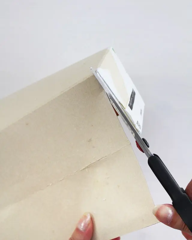 DIYs mit Milchtüten sind seit mehreren Jahren nicht mehr wegzudenken! Aber immer wieder kommen Fragen auf. Wie bekomme ich die äußeren Schichten ab? Wie schlage ich die äußere Schicht am besten um? Stinkt das nicht nach einiger Zeit? Auf all diese Fragen findest du in meinem Blogbeitrag eine Antwort. Ich habe dir alle Tipps und Tricks zum Basteln mit Milchtüten bzw. Tetra Paks zusammengefasst. Und jetzt kommt das Beste: Bei Nadja von Lieblingsgeschenk findest weitere Tipps und tolle Milchtüten Upcyclings. Basteln mit Milchtüten - die wichtigsten Grundlagen - diy milchtueten upcycling 17