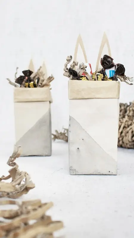 DIYs mit Milchtüten sind seit mehreren Jahren nicht mehr wegzudenken! Aber immer wieder kommen Fragen auf. Wie bekomme ich die äußeren Schichten ab? Wie schlage ich die äußere Schicht am besten um? Stinkt das nicht nach einiger Zeit? Auf all diese Fragen findest du in meinem Blogbeitrag eine Antwort. Ich habe dir alle Tipps und Tricks zum Basteln mit Milchtüten bzw. Tetra Paks zusammengefasst. Und jetzt kommt das Beste: Bei Nadja von Lieblingsgeschenk findest weitere Tipps und tolle Milchtüten Upcyclings. Basteln mit Milchtüten - die wichtigsten Grundlagen - diy milchtueten upcycling 19