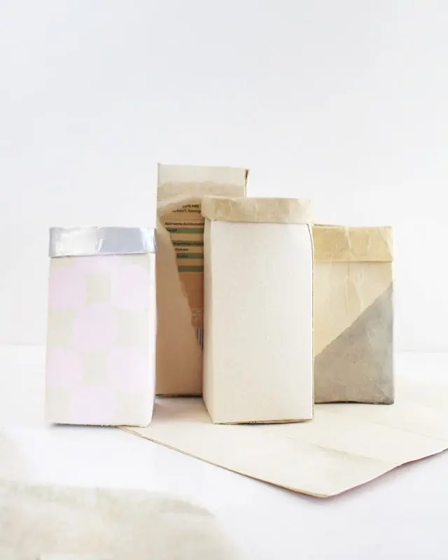 DIYs mit Milchtüten sind seit mehreren Jahren nicht mehr wegzudenken! Aber immer wieder kommen Fragen auf. Wie bekomme ich die äußeren Schichten ab? Wie schlage ich die äußere Schicht am besten um? Stinkt das nicht nach einiger Zeit? Auf all diese Fragen findest du in meinem Blogbeitrag eine Antwort. Ich habe dir alle Tipps und Tricks zum Basteln mit Milchtüten bzw. Tetra Paks zusammengefasst. Und jetzt kommt das Beste: Bei Nadja von Lieblingsgeschenk findest weitere Tipps und tolle Milchtüten Upcyclings. Basteln mit Milchtüten - Tipps & Tricks | Tinkerhome - Einfache DIYs für dein Zuhause