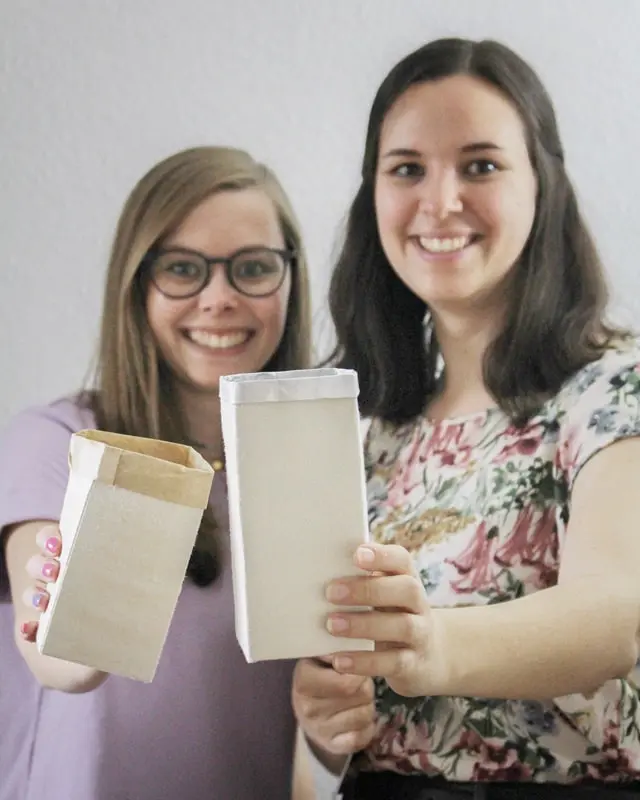 DIYs mit Milchtüten sind seit mehreren Jahren nicht mehr wegzudenken! Aber immer wieder kommen Fragen auf. Wie bekomme ich die äußeren Schichten ab? Wie schlage ich die äußere Schicht am besten um? Stinkt das nicht nach einiger Zeit? Auf all diese Fragen findest du in meinem Blogbeitrag eine Antwort. Ich habe dir alle Tipps und Tricks zum Basteln mit Milchtüten bzw. Tetra Paks zusammengefasst. Und jetzt kommt das Beste: Bei Nadja von Lieblingsgeschenk findest weitere Tipps und tolle Milchtüten Upcyclings. Basteln mit Milchtüten - die wichtigsten Grundlagen - diy milchtueten upcycling 20